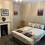 Luton Town House Near Airport