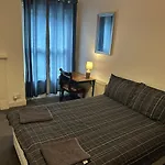 Luton Town House Near Airport